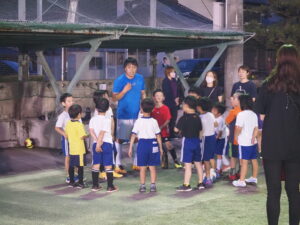 サッカースクールで、子どもたちの前で喋る浅井さん