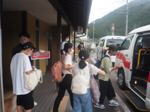 JR白川口駅から帰りの予約制バスに乗り込む中学生たち