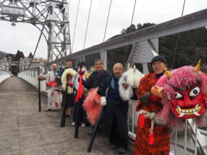 節分の日に白川橋の上で記念撮影をする尾﨑さんたち