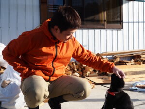 山本さんが子犬と遊ぶ様子