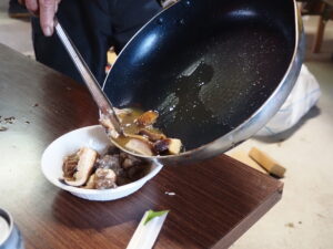 鴨肉とシイタケを炒めた料理