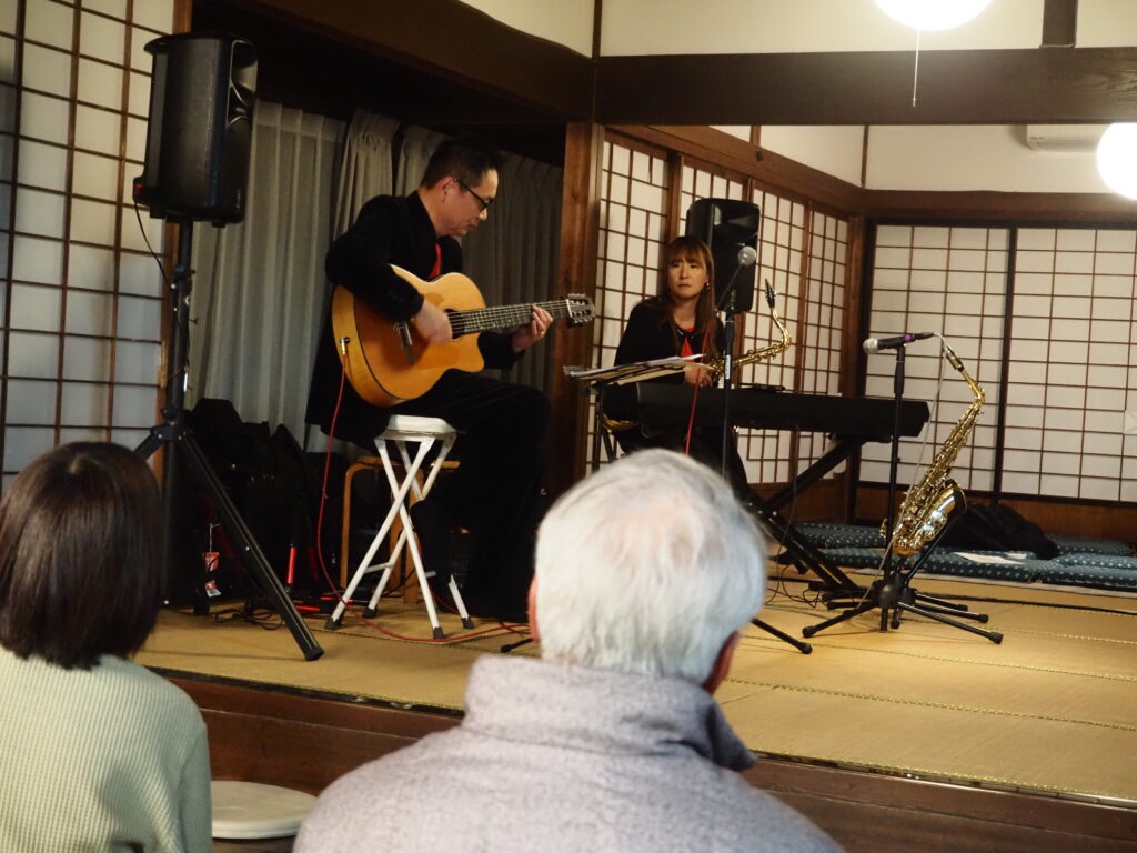 演奏中のトム兼松さんと、松岡千華さん