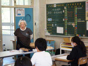 白川小学校の『総合的な学習の時間』で、講師として歴史を教える麗子さん