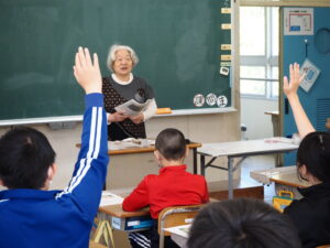 白川小学校の『総合的な学習の時間』で、講師として歴史を教える麗子さん