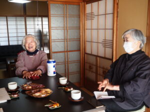 笑顔の麗子さんと、取材に同行した傾聴ボランティア『みみずくの会』の代表である渡辺さん