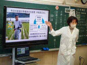 授業で生産者のことを紹介する遠藤先生