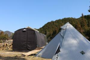 この日用意されたテントサウナと、宿泊者用のテント