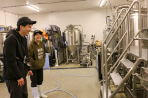 ビール醸造所を案内してくれる吉田未紗希さん