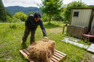 洋生さんが、藁のブロックであるストローベイルを見せてくれました