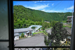 2階の部屋から見える駅前の景色