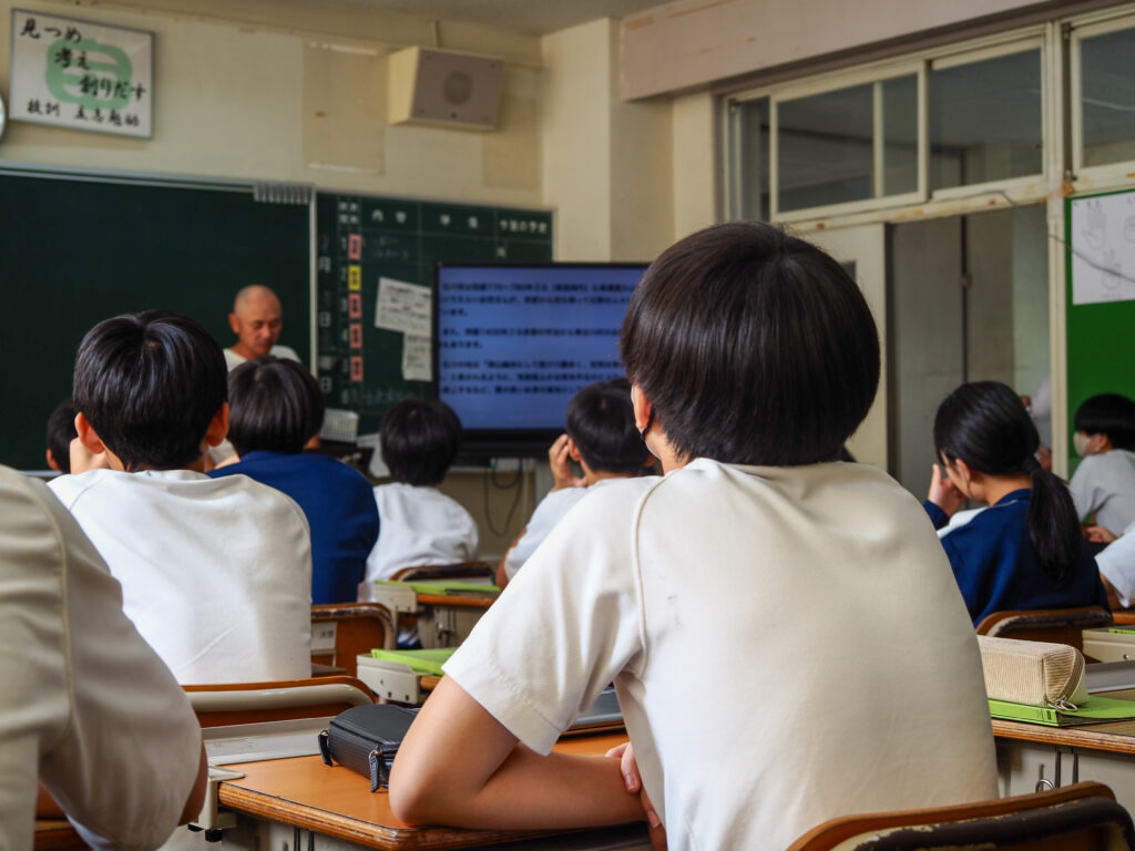 白川中学校で行われたお茶についての授業の様子