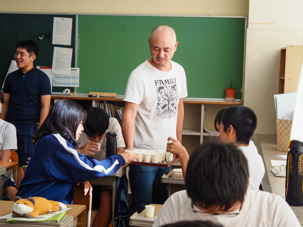 授業でお茶を試飲する様子