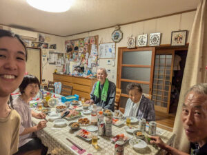 地域の方々と夕食を共にする樋口さん