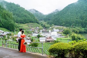 白川町の葛牧の茶畑で撮影された、樋口さんの結婚の前撮り写真