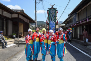 地域の伝統的な踊りである『杵振り踊り』に参加する樋口さんの様子