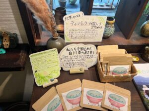 cafeゆう 大阪梅田店での白川茶の販売の様子