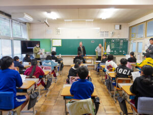 地元の小学6年生に杵振り踊りのことを伝える剛さん