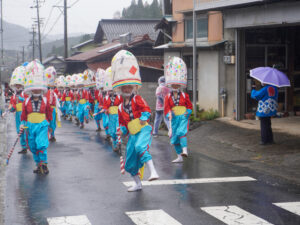 杵振り踊りを踊る剛さん