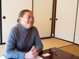 笑顔でお話する恭子さん