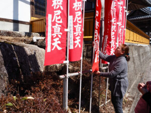 豊川寺の掃除をする恭子さん