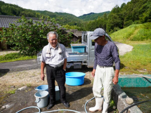 笑顔でお話する正文さんとワタナベさん