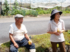 正文さんの他に、鯉を育てる組合員のお2人