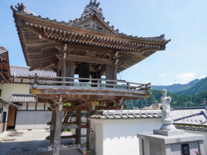 お寺の境内の様子