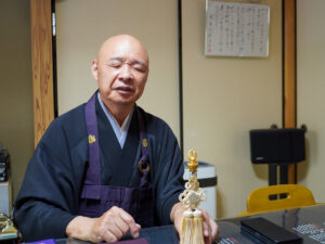 当時を思い出す加納さん