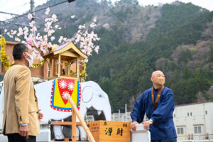 4月8日に行われる、お釈迦さまの誕生日を祝う『花祭り』の様子