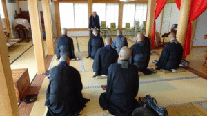 詠讃歌の指導をされる加納さん