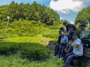 『たにまみどり』の茶畑の作業後、集まったみんなで撮った写真