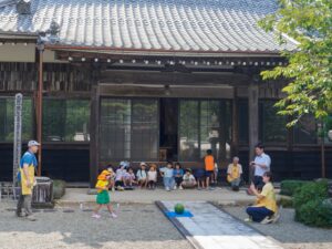 廣通寺で子どもたちがスイカ割をする様子