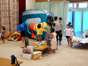 こども食堂に参加して遊ぶ子どもたちの様子