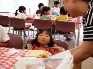 こども食堂で、ご飯を美味しそうに食べる子どもの様子