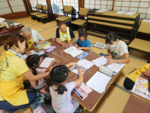 夏休みに廣通寺で開催された、子どもたちの勉強会の様子
