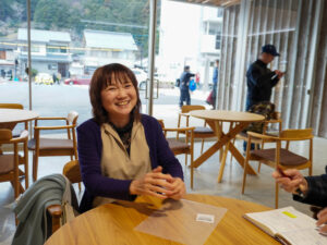 笑顔でお話するいづみさん