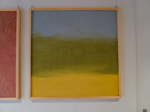 3色に、3つのアルファベットが描かれた作品