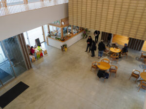 2階から見下ろした、1階のエントランスホール