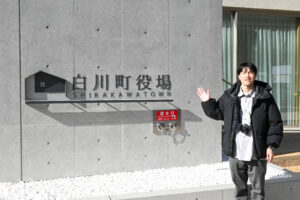 新庁舎の前で写真を撮る澁谷