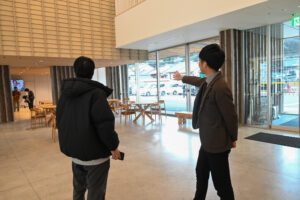 案内してくれる佐伯さん