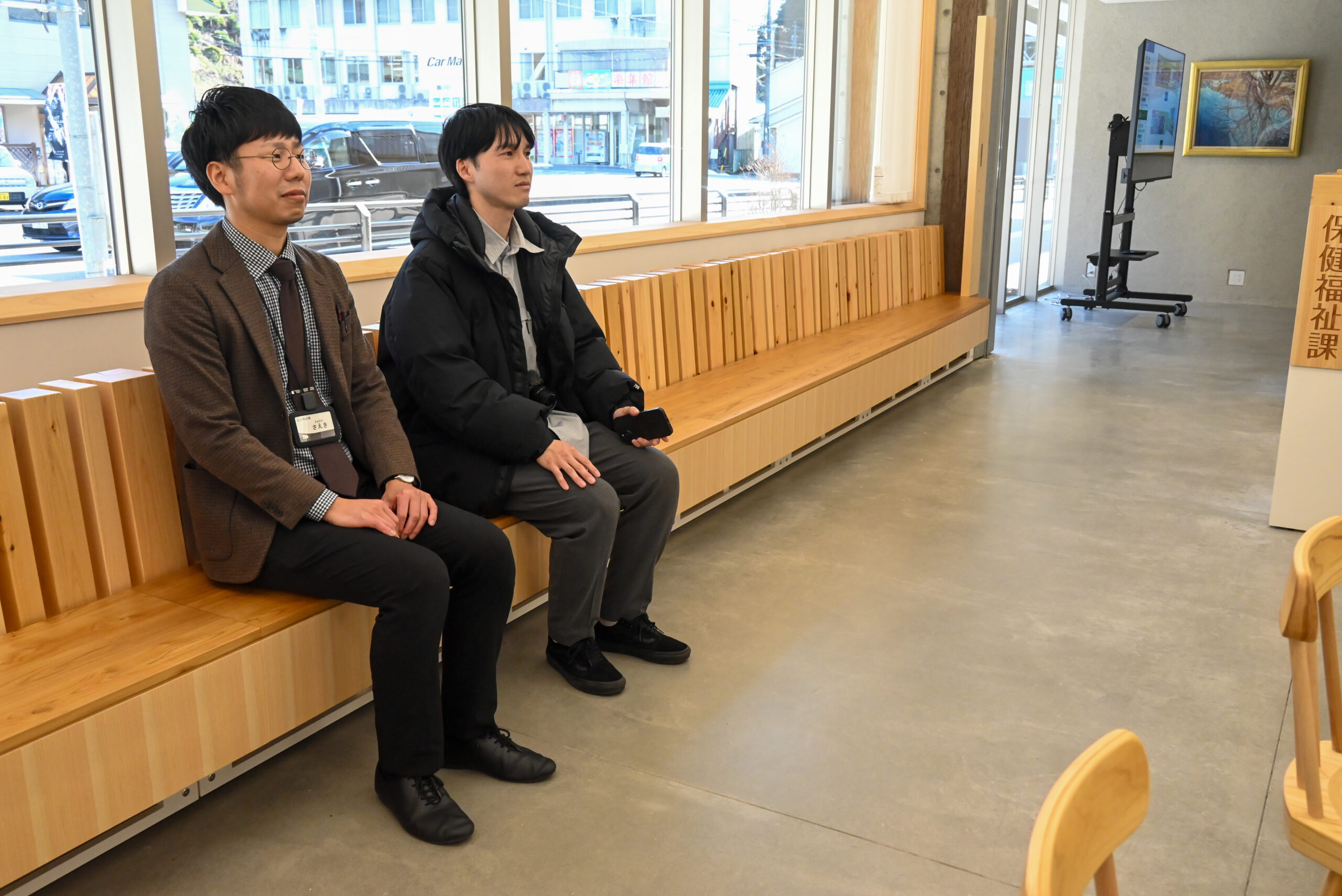 椅子に座る佐伯さんと澁谷