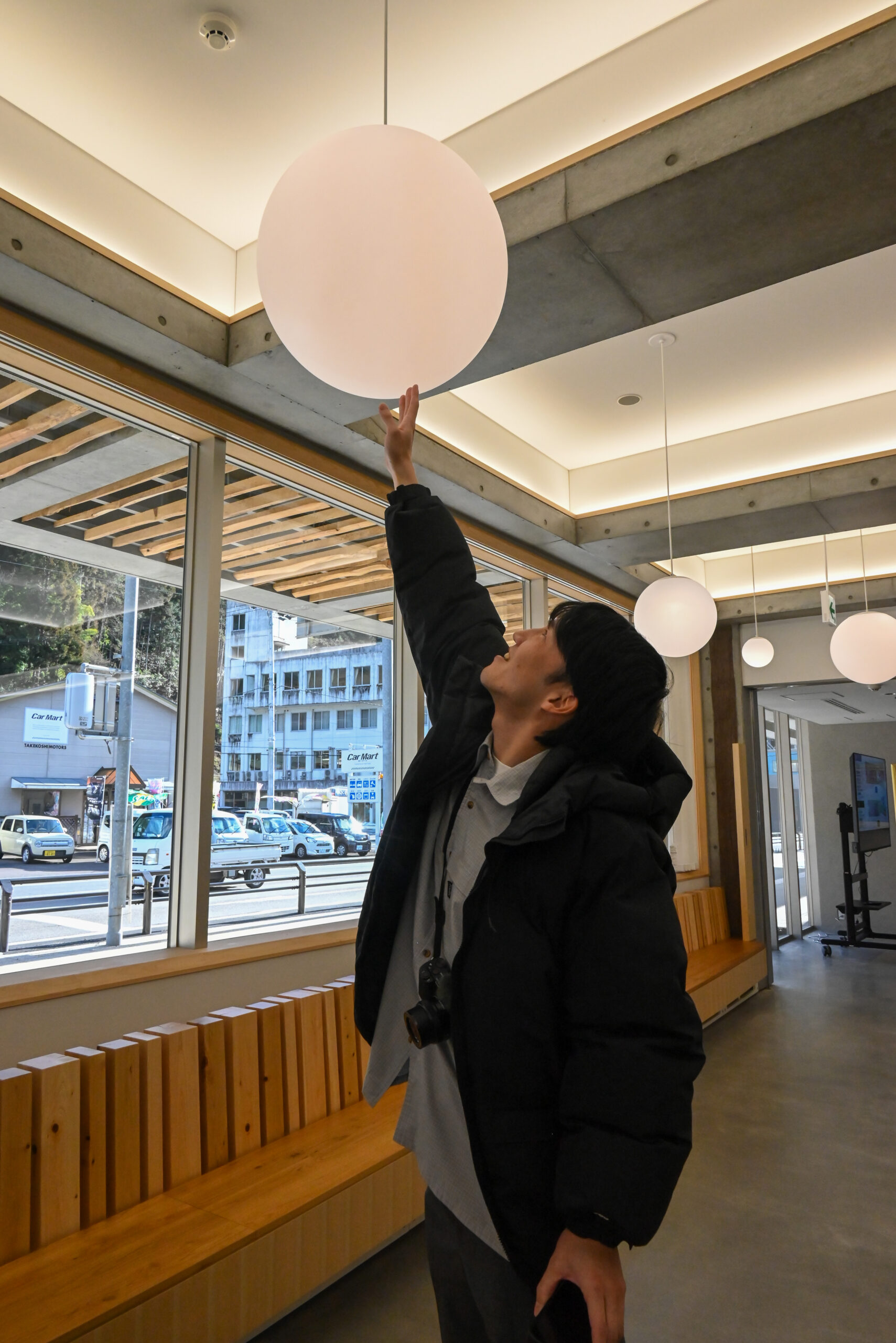 ライトを触ろうとする澁谷