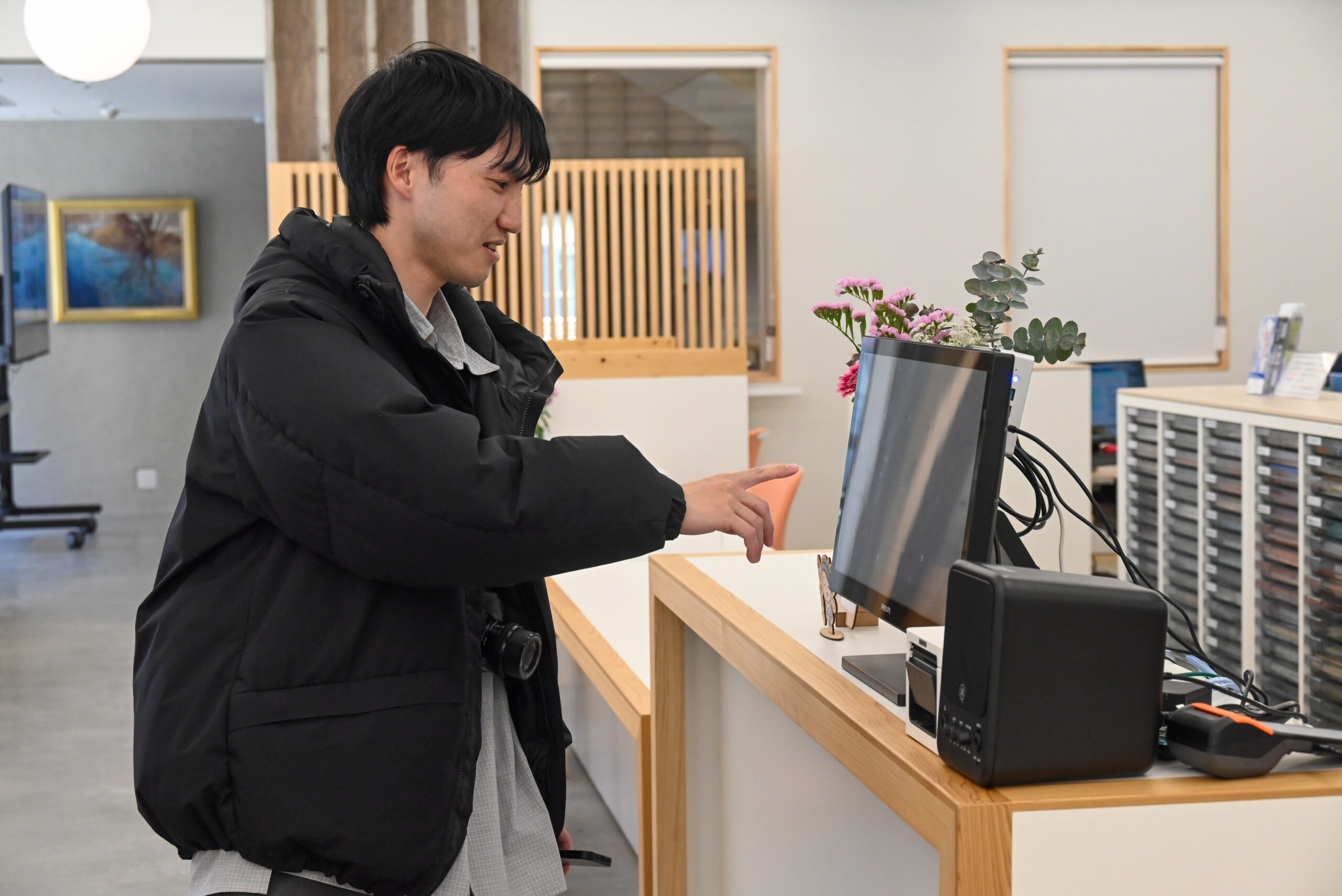 ボタンを押そうとする澁谷