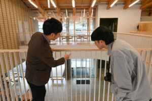 2階の手すり部分を説明してくれる佐伯さん