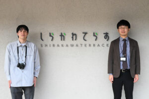 フォトスポットで撮影する佐伯さんと澁谷