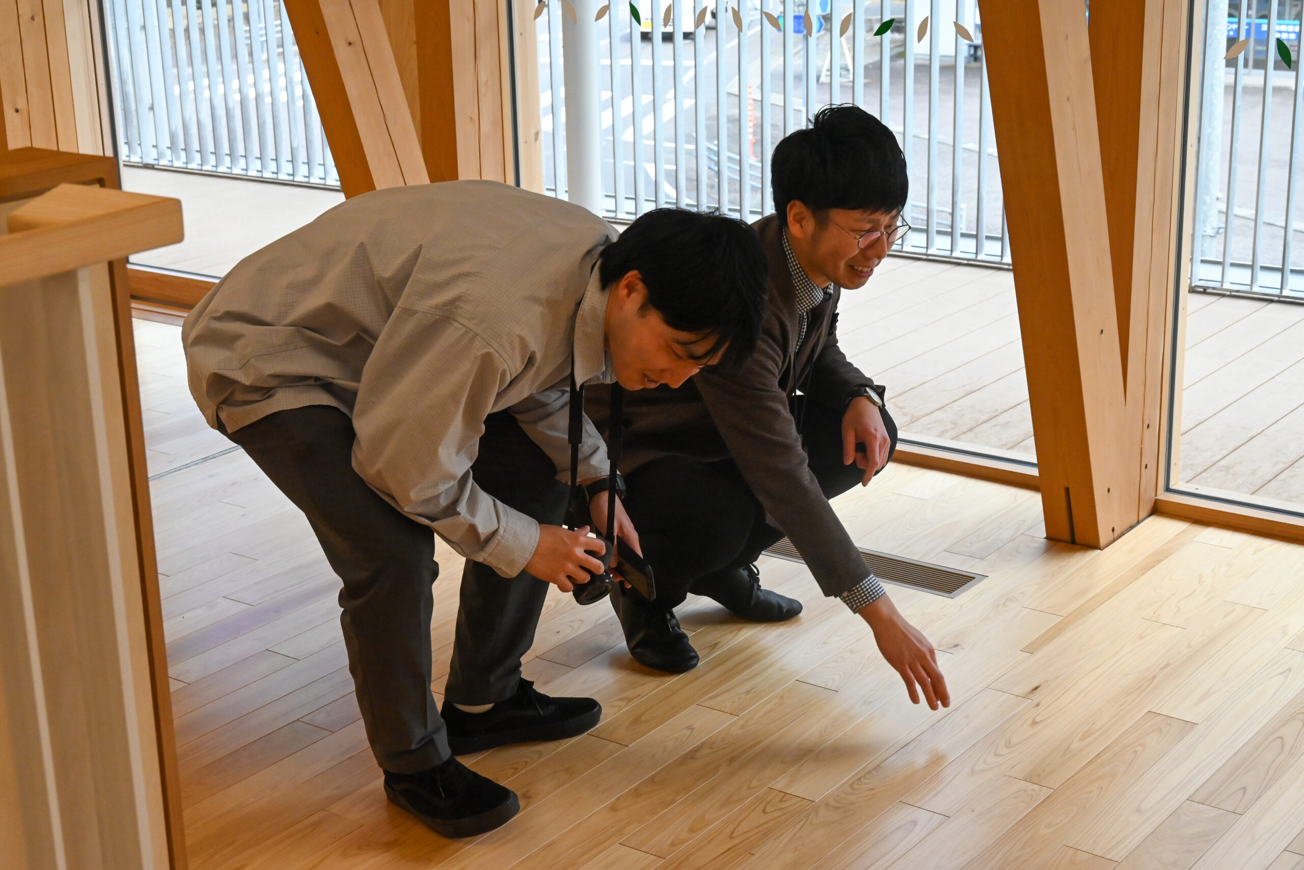 説明してくれる佐伯さん