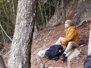 山頂でお昼ご飯の用意をする清水さん