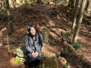 地蔵の前で座り込む澁谷