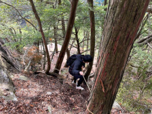 ロープ伝いに下る澁谷