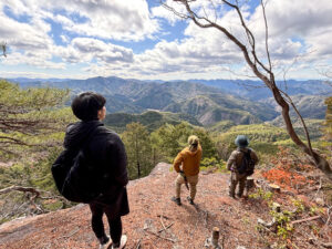 降りた場所にある広い岩場